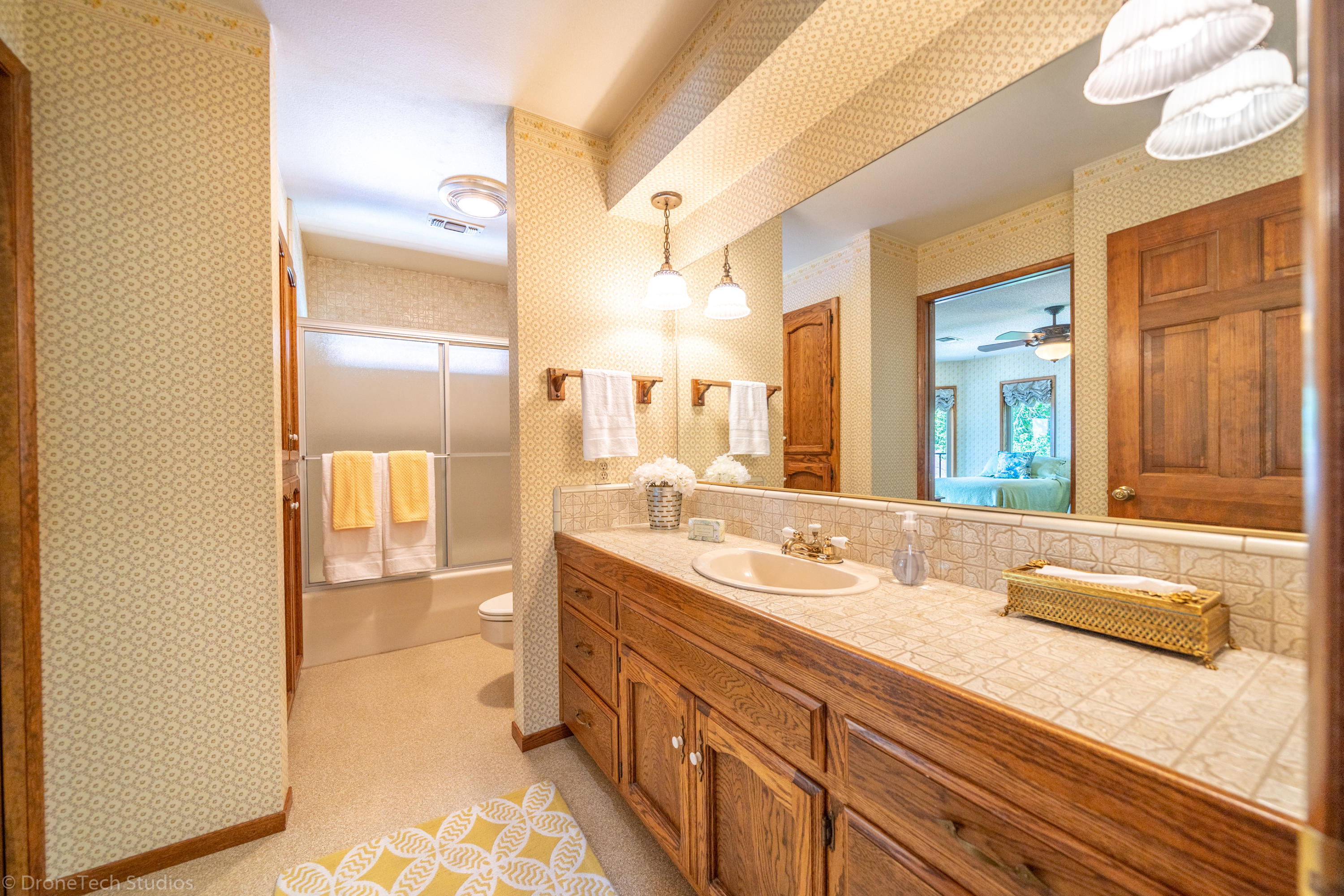 6251 Riverside Drive Redding, CA 96001 - Photo 39 of 61 GUEST BATHROOM