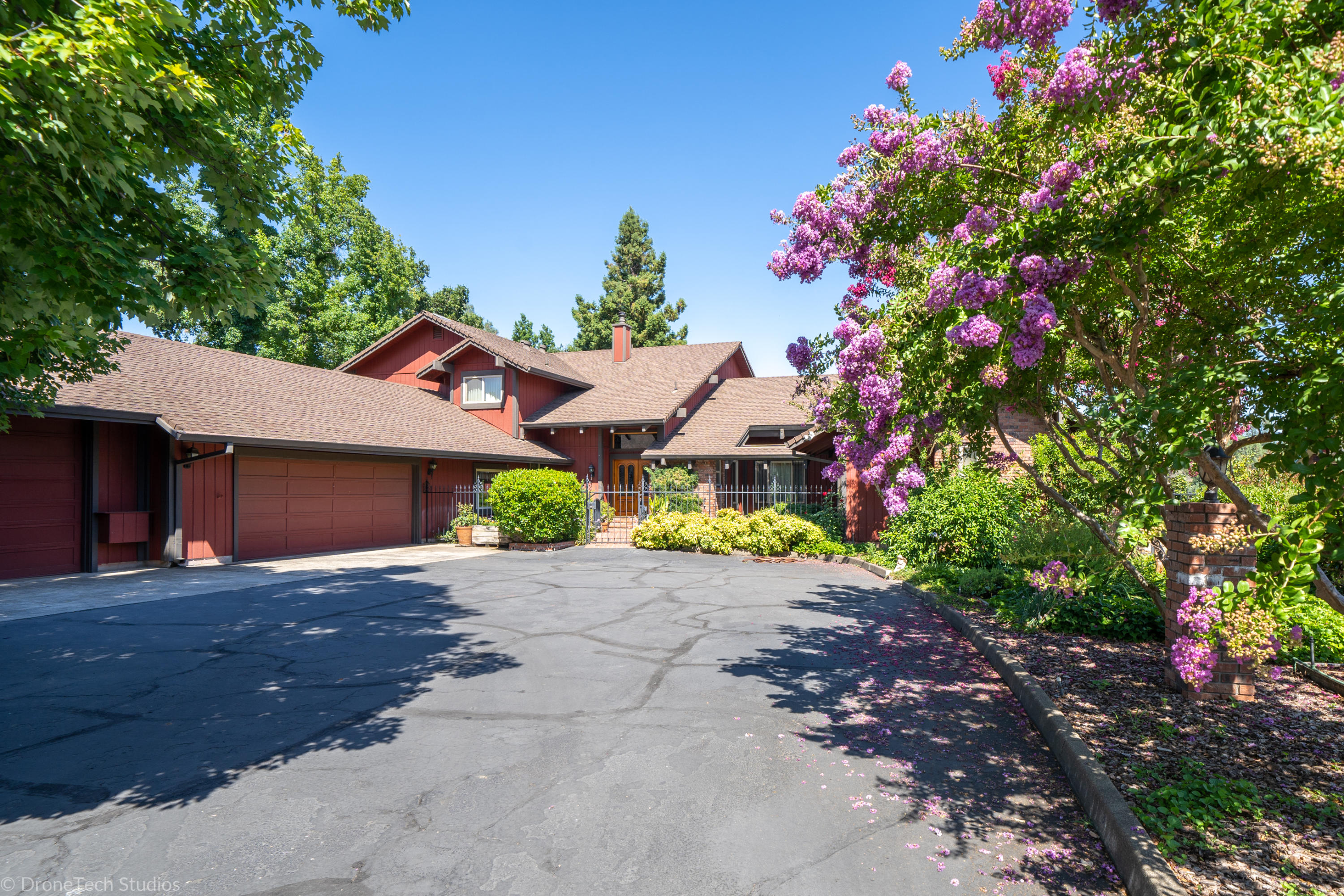 6251 Riverside Drive Redding, CA 96001 - Photo 10 of 61 DRIVEWAY TO ENTRANCE