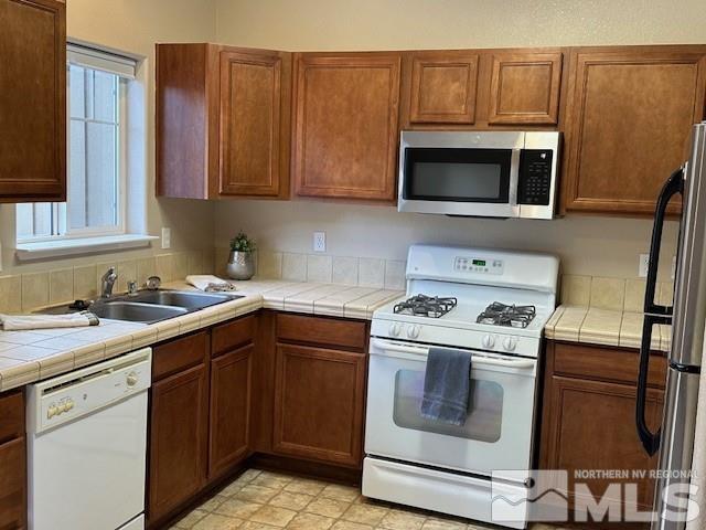 4628 Kathleen Denise Lane Reno, NV 89503 - Photo 3 of 13 a kitchen with a sink stove and microwave