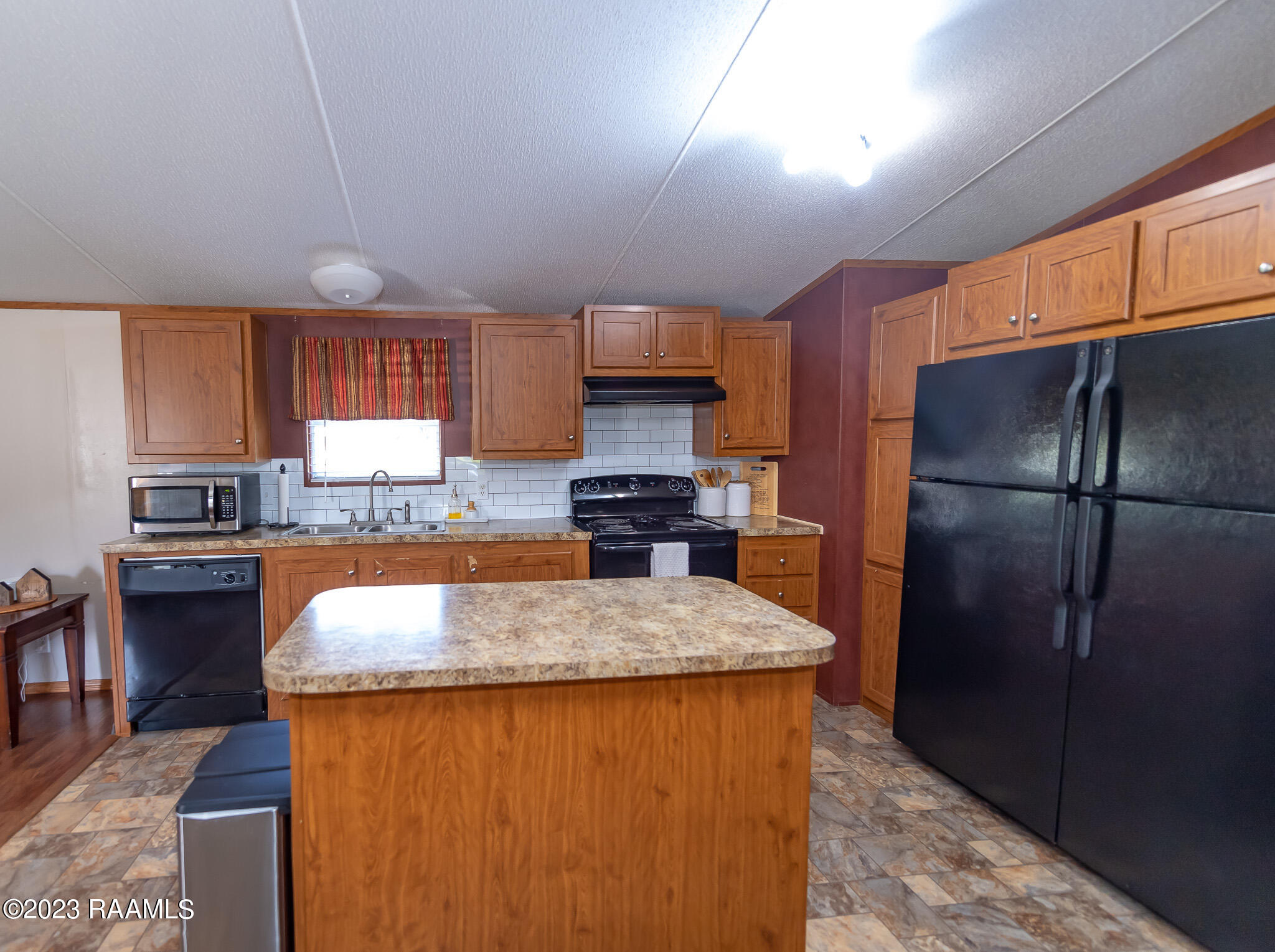 245 Bourque Road Lafayette, LA 70506 - Photo 6 of 19 848A857C-B6E2-44D5-BA01-B27BF31202C6