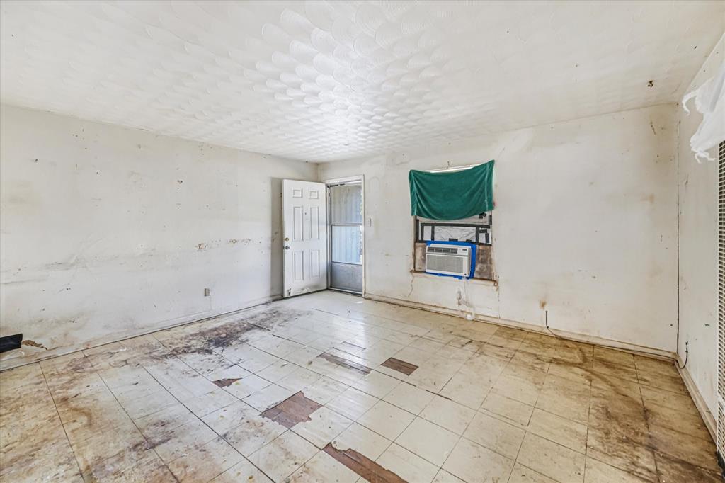 12924 Mitchell Drive Balch Springs, TX 75180 - Photo 4 of 14 a view of a room with a bench