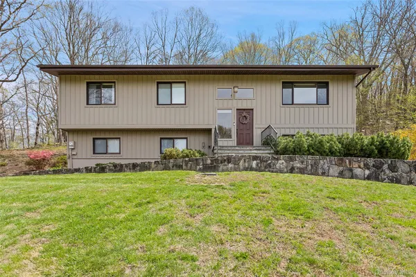 $715,000 | 19 Crescent Lane, Putnam Valley, NY 10579
