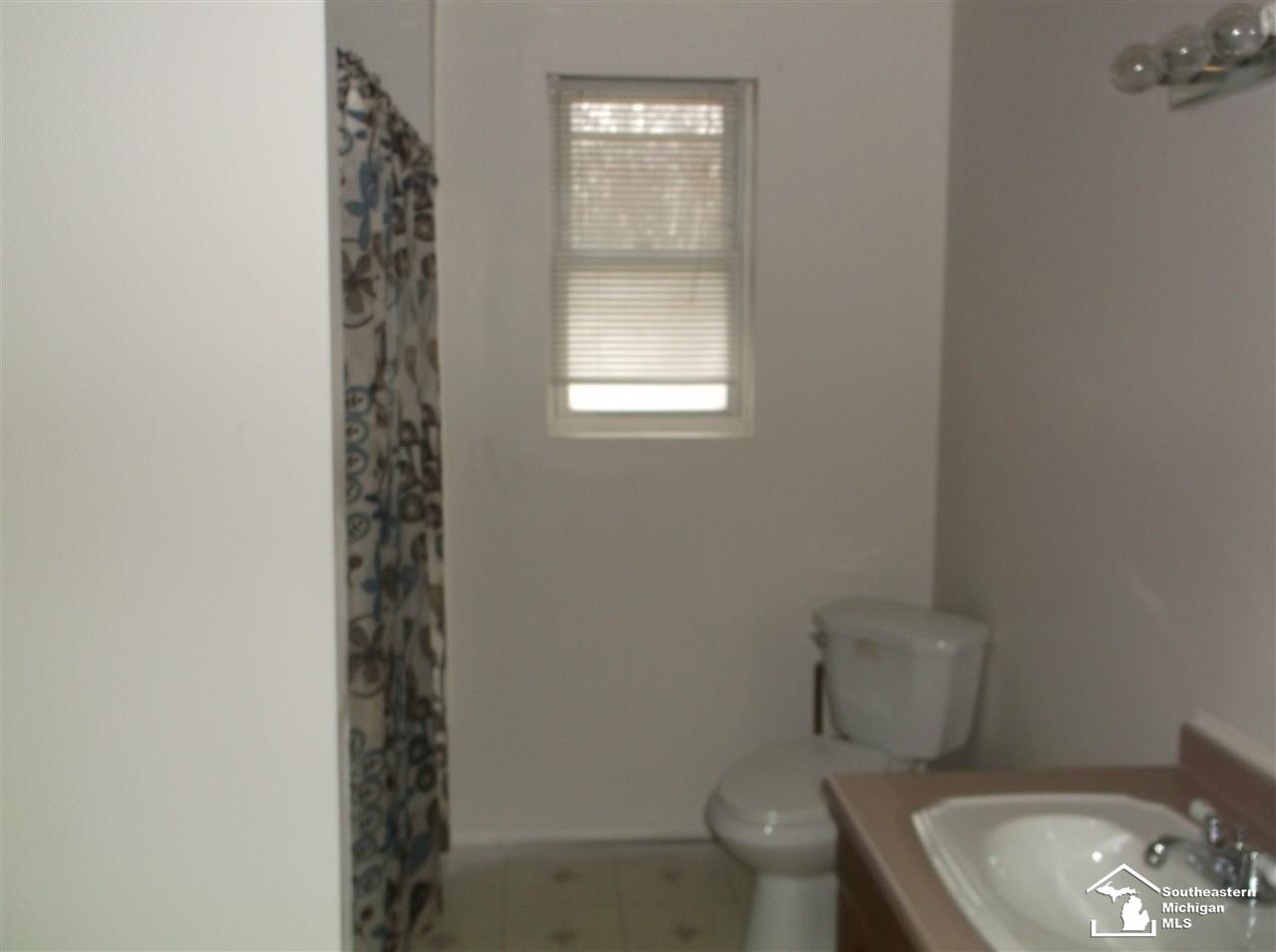 25065 Sibley Road Romulus, MI 48174 - Photo 9 of 13 31308590-8.JPG