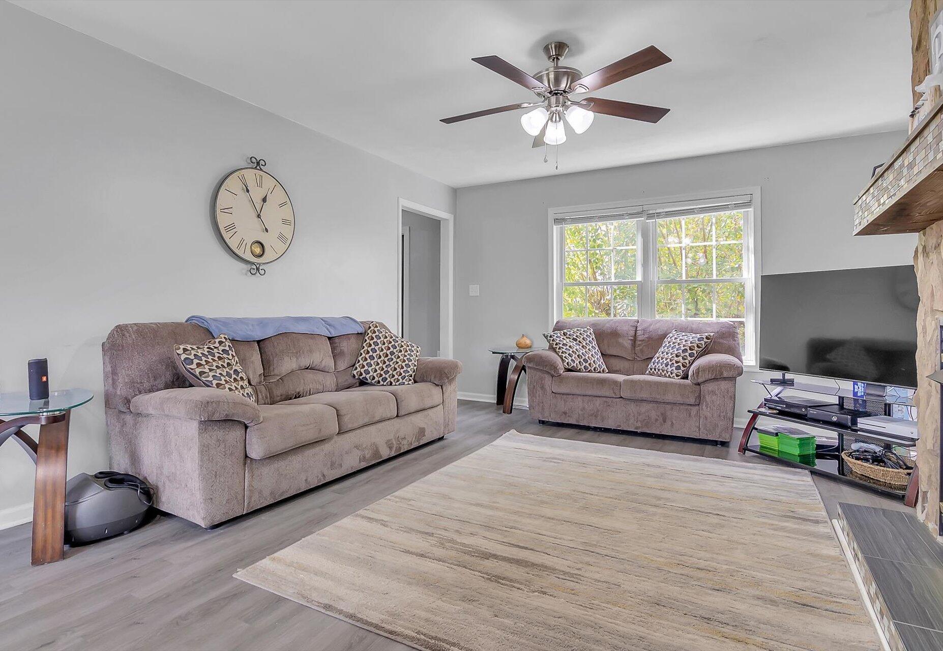 2386 Feather Road Vinton, VA 24179 - Photo 6 of 45 Living Room