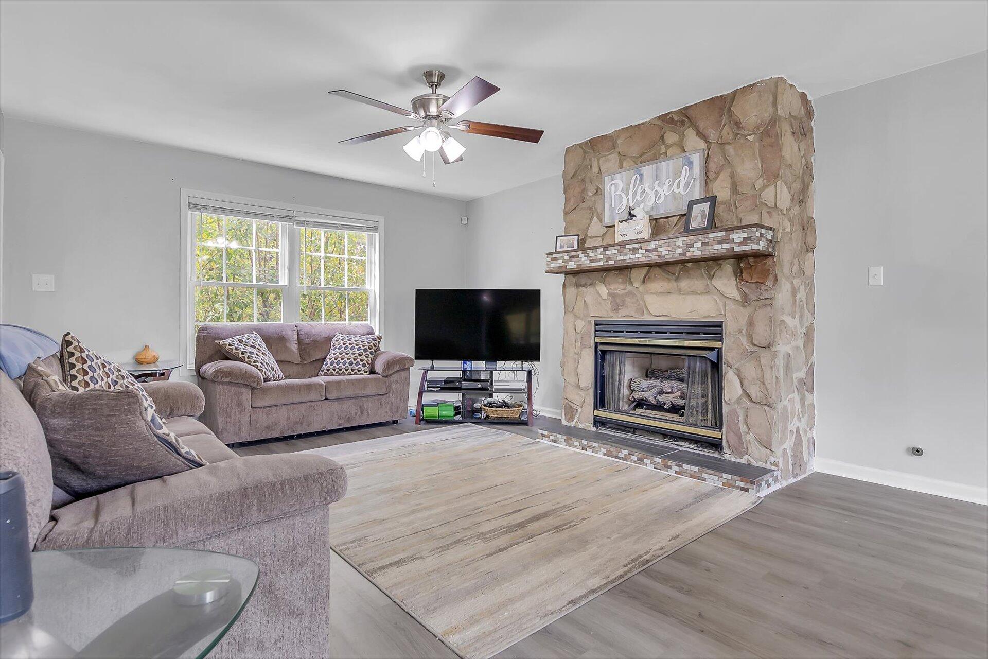 2386 Feather Road Vinton, VA 24179 - Photo 7 of 45 Living Room