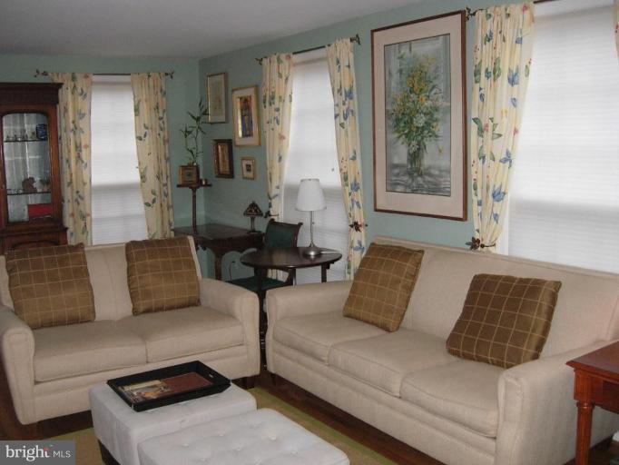 212 Mowbray Road Silver Spring, MD 20904 - Photo 3 of 30 Living Room