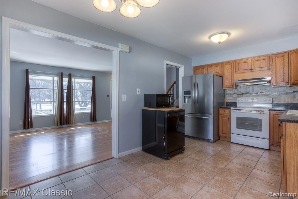 17853 Middlebelt Road Livonia, MI 48152 - Photo 8 of 18 Open Living, Dining & Kitchen