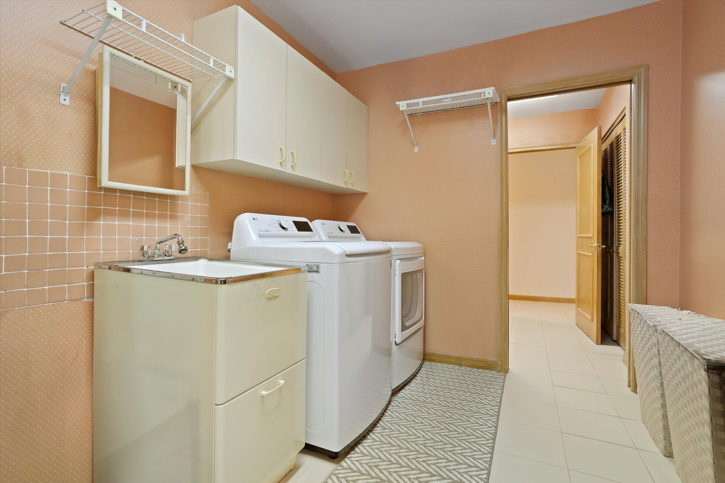 23357 Lago Mar Circle Boca Raton, FL 33433 - Photo 37 of 44 Laundry