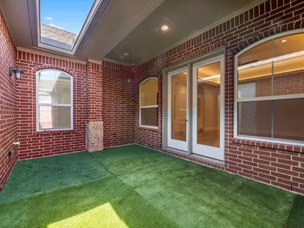 a view of an house with backyard
