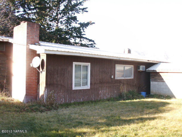 211 Ranger Road Naches, WA 98937 - Photo 1 of 16 a view of a house with a yard
