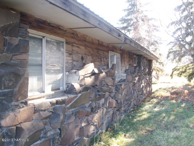 211 Ranger Road Naches, WA 98937 - Photo 2 of 16 a backyard of a house