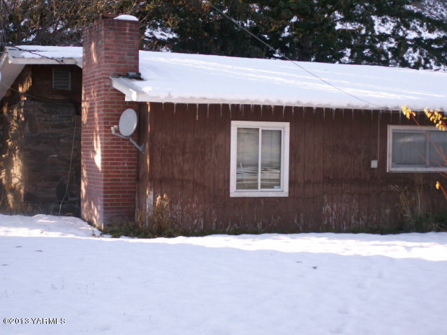 211 Ranger Road Naches, WA 98937 - Photo 4 of 16 a couple of potted plants in front of house
