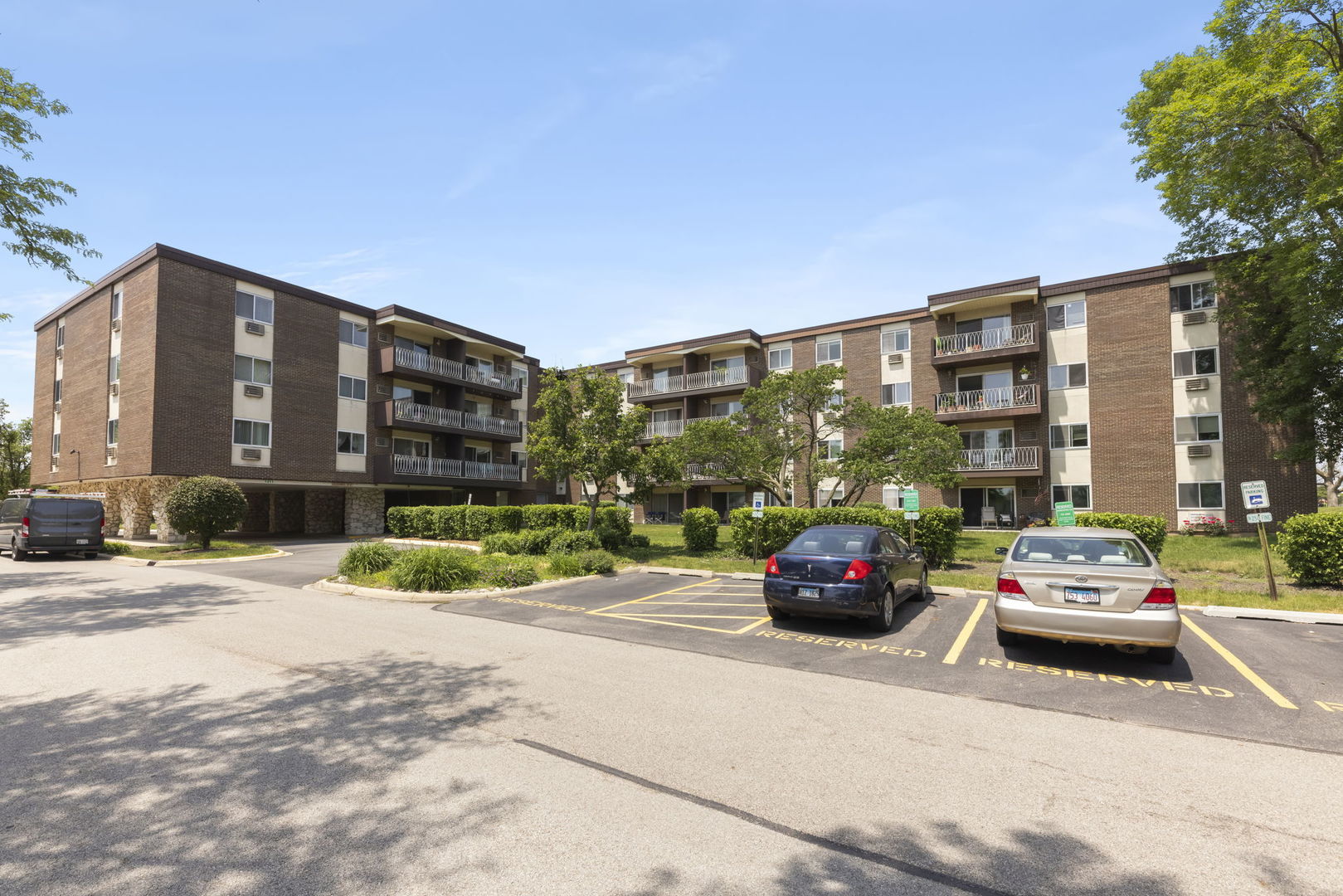 1311 South Finley Road, Unit 411 Lombard, IL 60148 - Photo 1 of 15 Gallery Image 1
