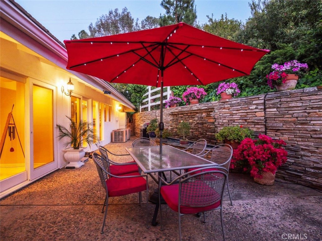 14 Georgeff Road Rolling Hills, CA 90274 - Photo 58 of 71 Side Patio & Fountain