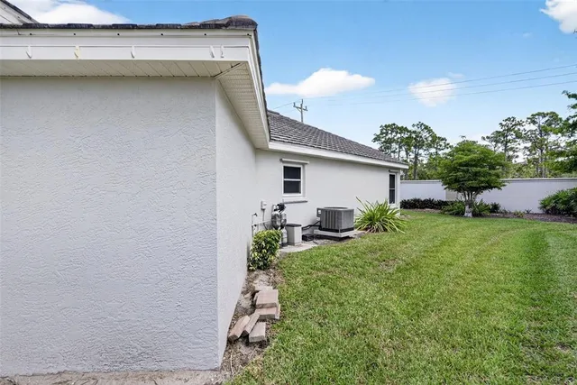 a view of a house with backyard and plants