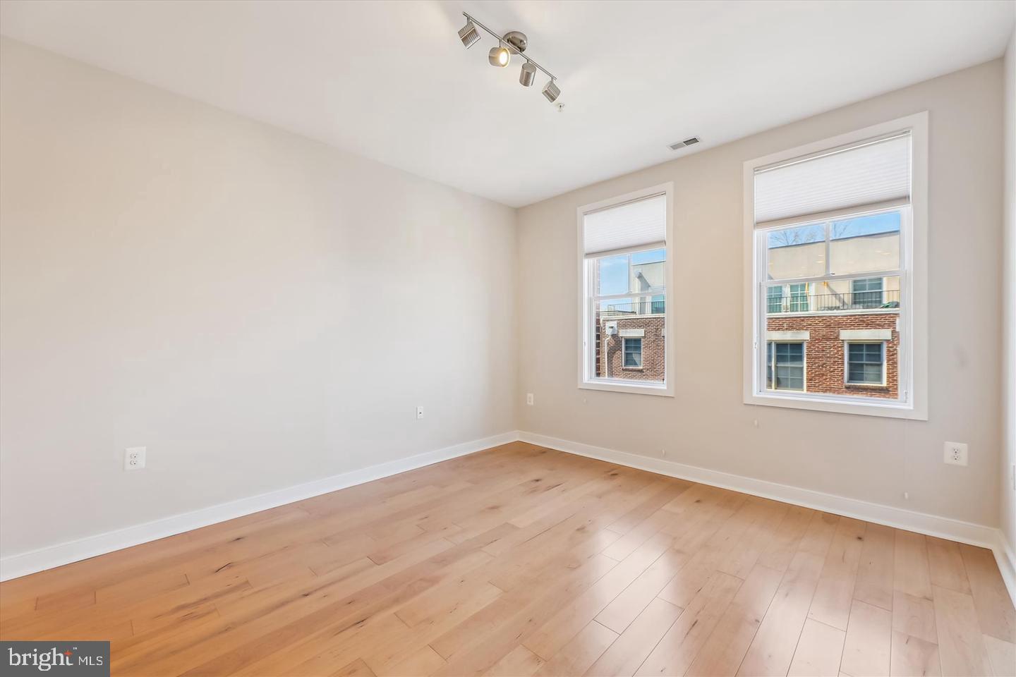 181 East Reed Avenue, Unit 305 Alexandria, VA 22305 - Photo 7 of 38 Living Room