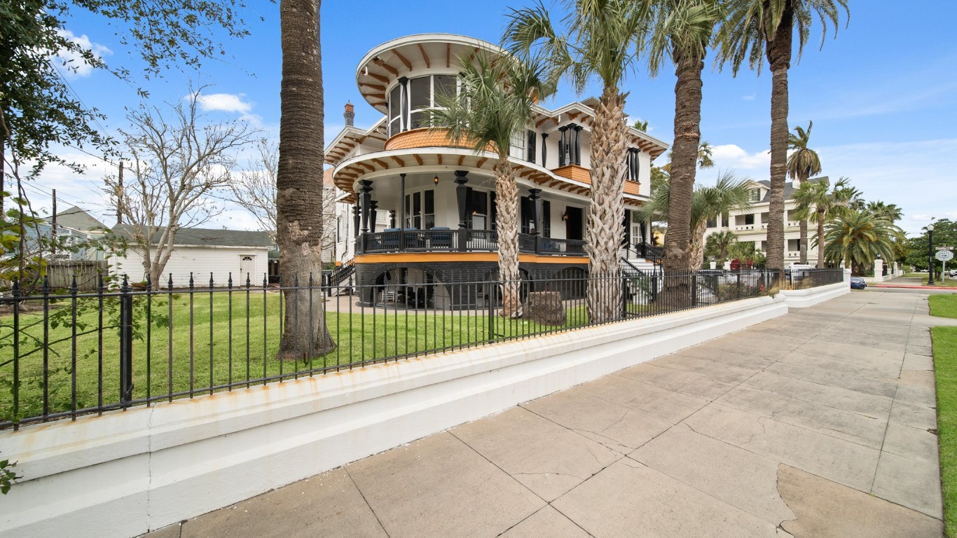511 17th Street Galveston, TX 77550 - Photo 2 of 30 a front view of a house with a garden