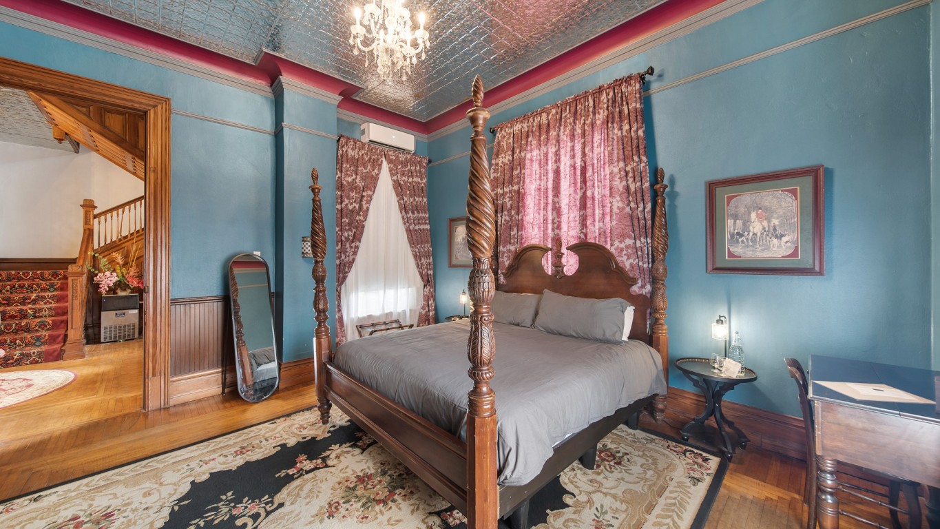 511 17th Street Galveston, TX 77550 - Photo 22 of 30 a bed room with a bed and a lamp