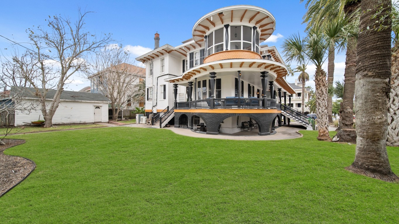 511 17th Street Galveston, TX 77550 - Photo 3 of 30 a front view of a house with a yard