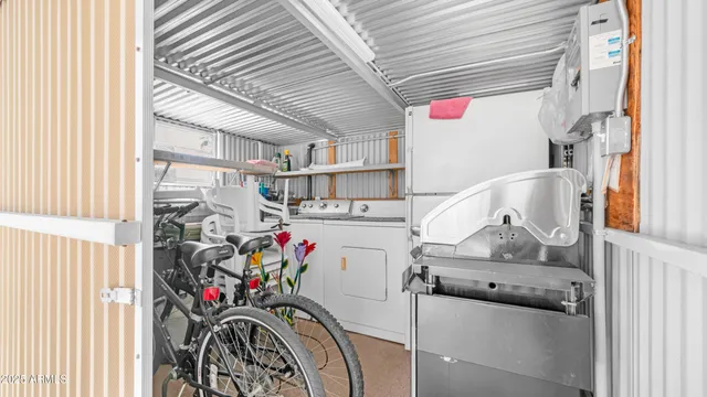 a view of a backyard