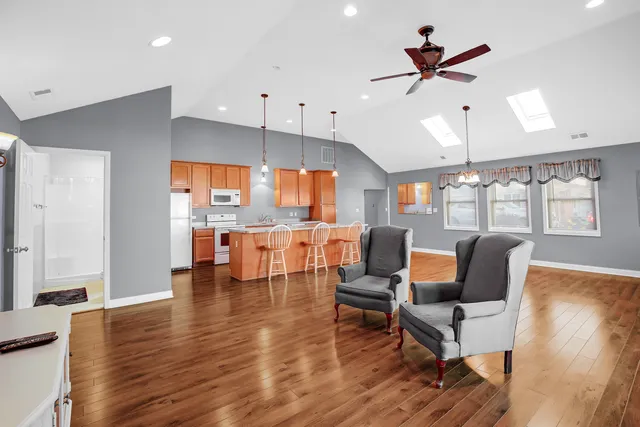 $332,500 | 4320 West 99th Place, Oak Lawn, IL 60453