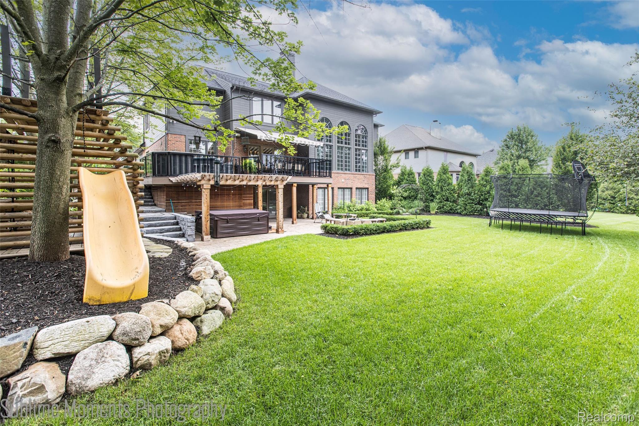 520 Springview Drive Rochester, MI 48307 - Photo 4 of 58 04 - Immaculate Yard.jpg