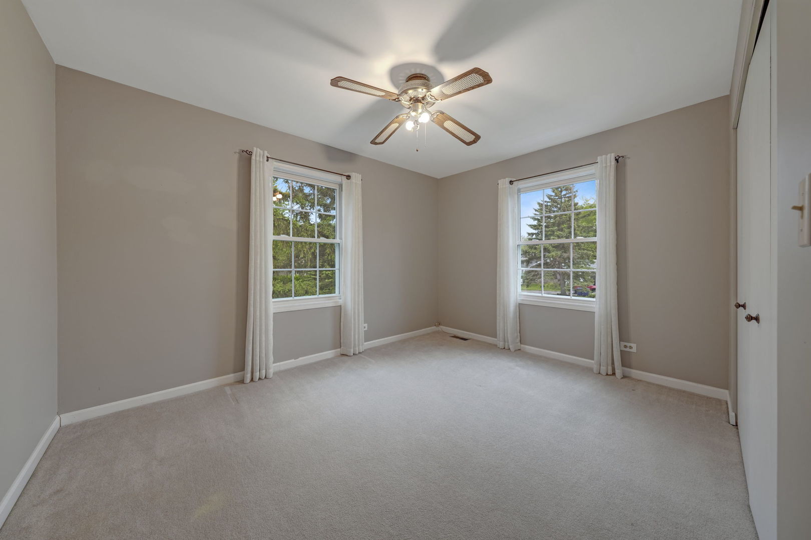 4977 Prairie Oak Road Gurnee, IL 60031 - Photo 19 of 26 an empty room with windows and fan