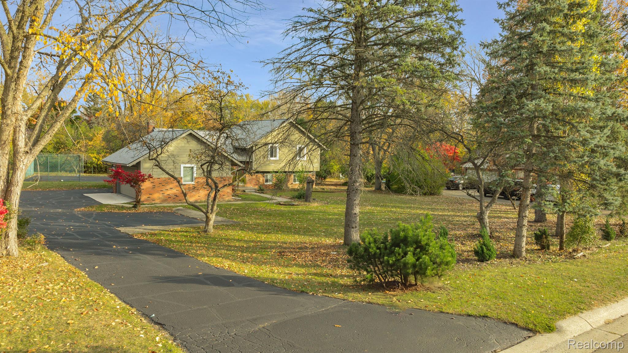 5731 Farmington Road West Bloomfield, MI 48322 - Photo 2 of 54 Newly Resurfaced Driveway