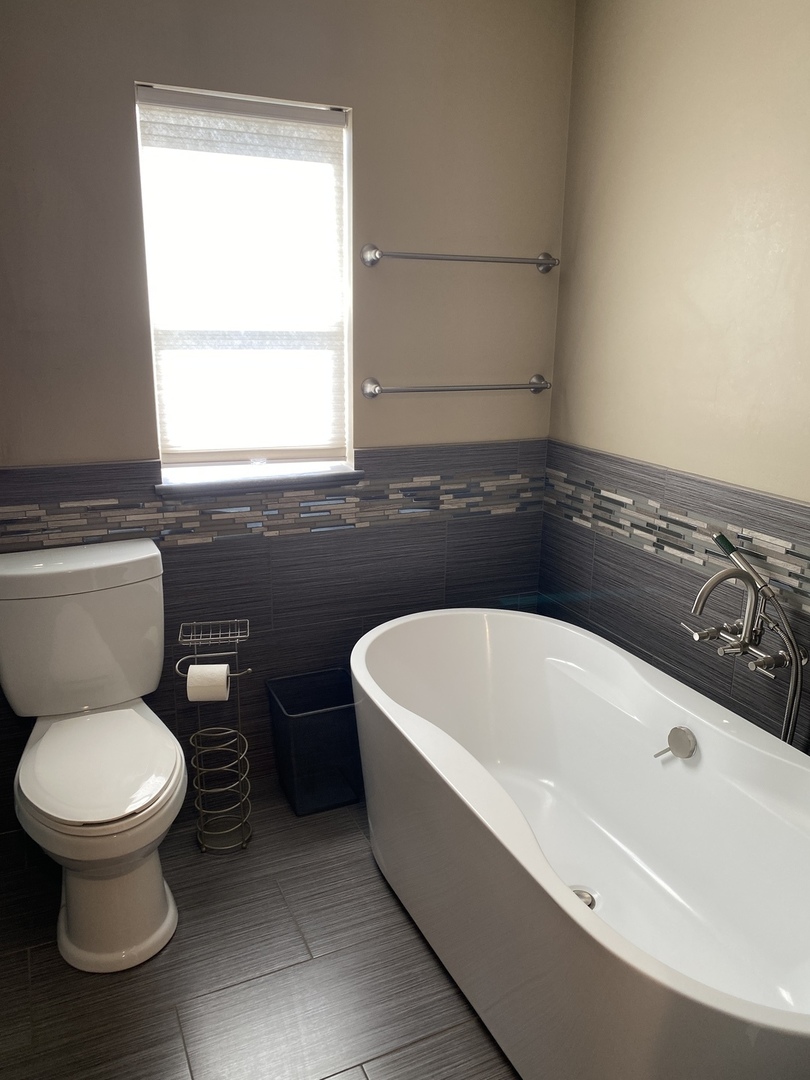 396 West St Charles Road Elmhurst, IL 60126 - Photo 10 of 16 Gallery Image 10