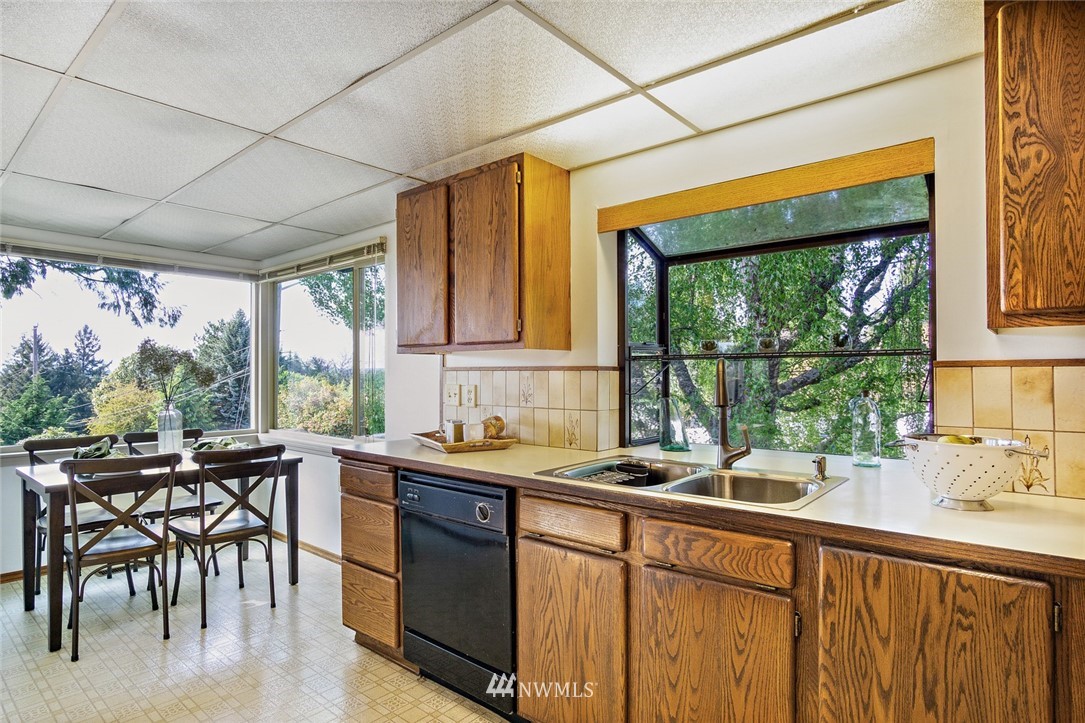 11405 21st Avenue Southwest Seattle, WA 98146 - Photo 11 of 25