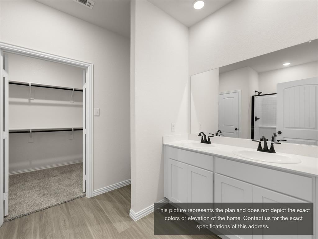 1813 Zelvia Lane Waco, TX 76708 - Photo 4 of 24 a bathroom with 2 sink and a mirror