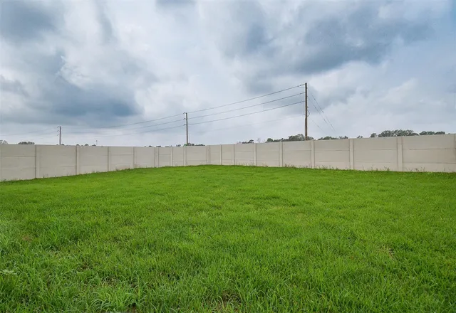 a view of a house with backyard