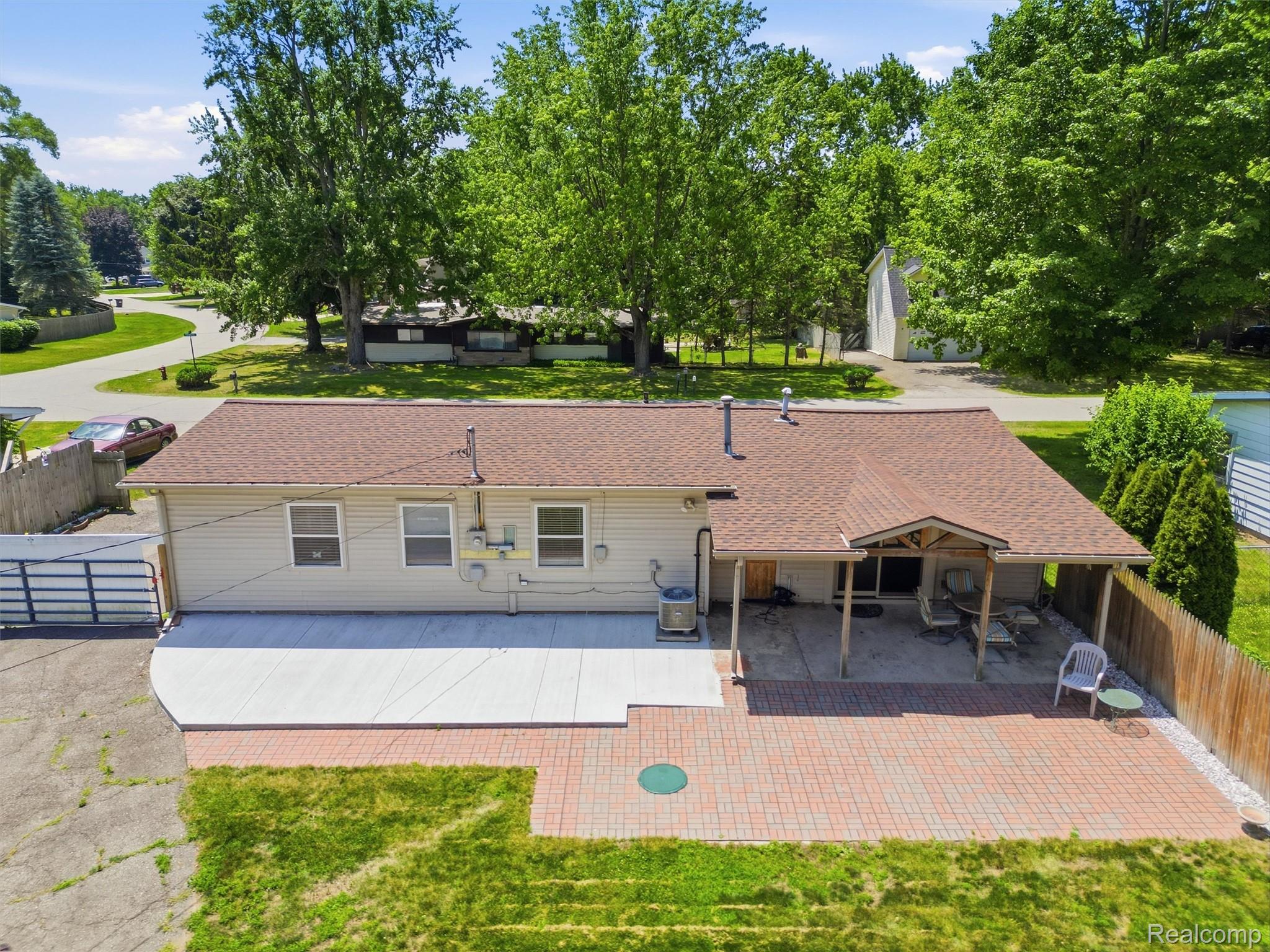 6271 Stephen Brighton, MI 48116 - Photo 24 of 28 09-DJI_0039.jpg