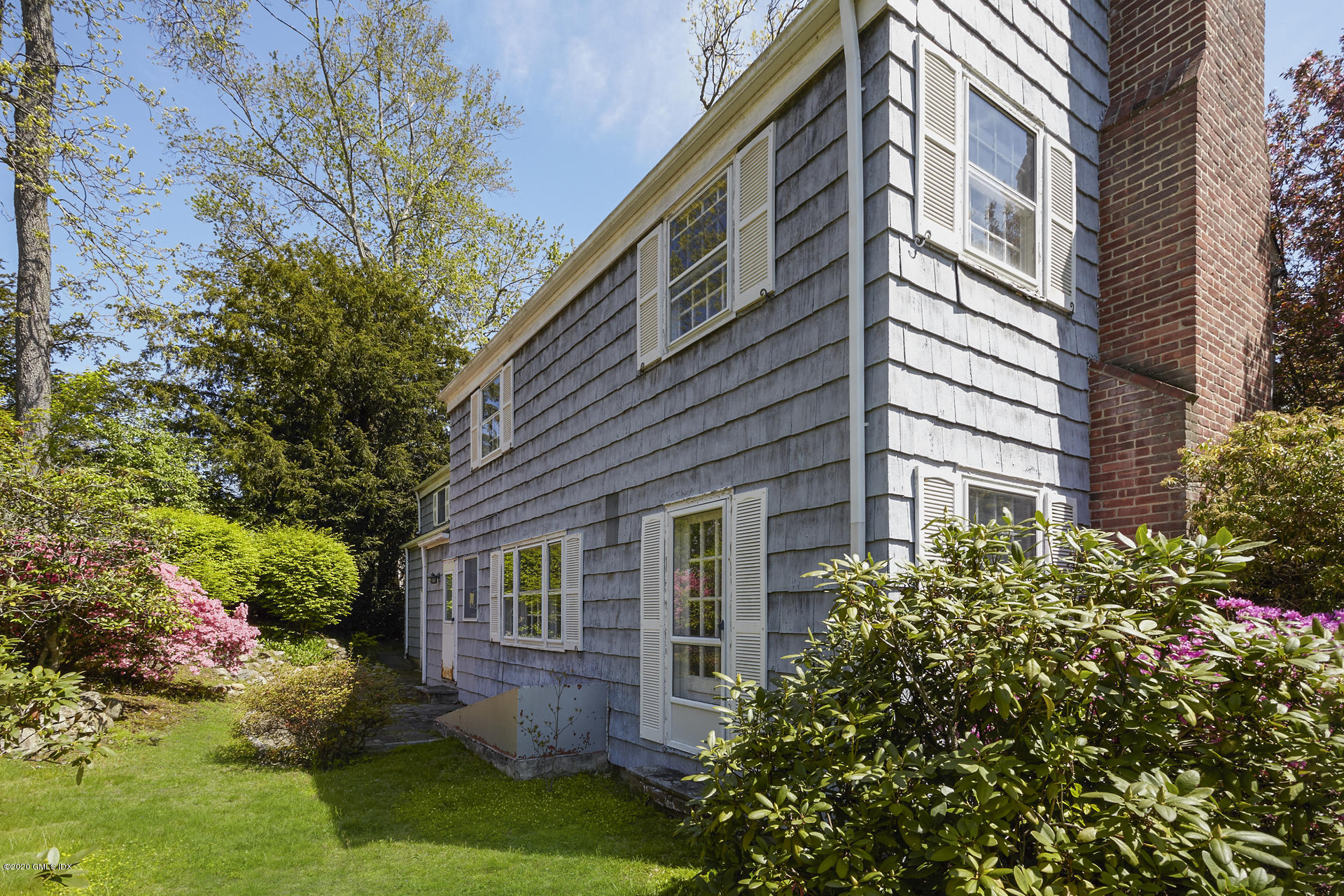 10 Hendrie Lane Riverside, CT 06878 - Photo 20 of 28 a front view of a house with garden