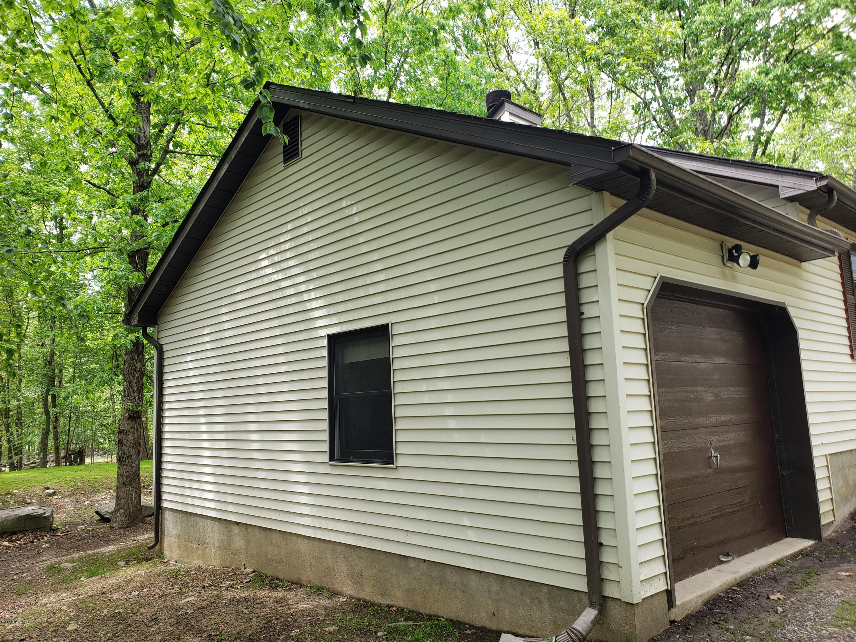2237 Eagle Path Bushkill, PA 18324 - Photo 24 of 33 Left Side View