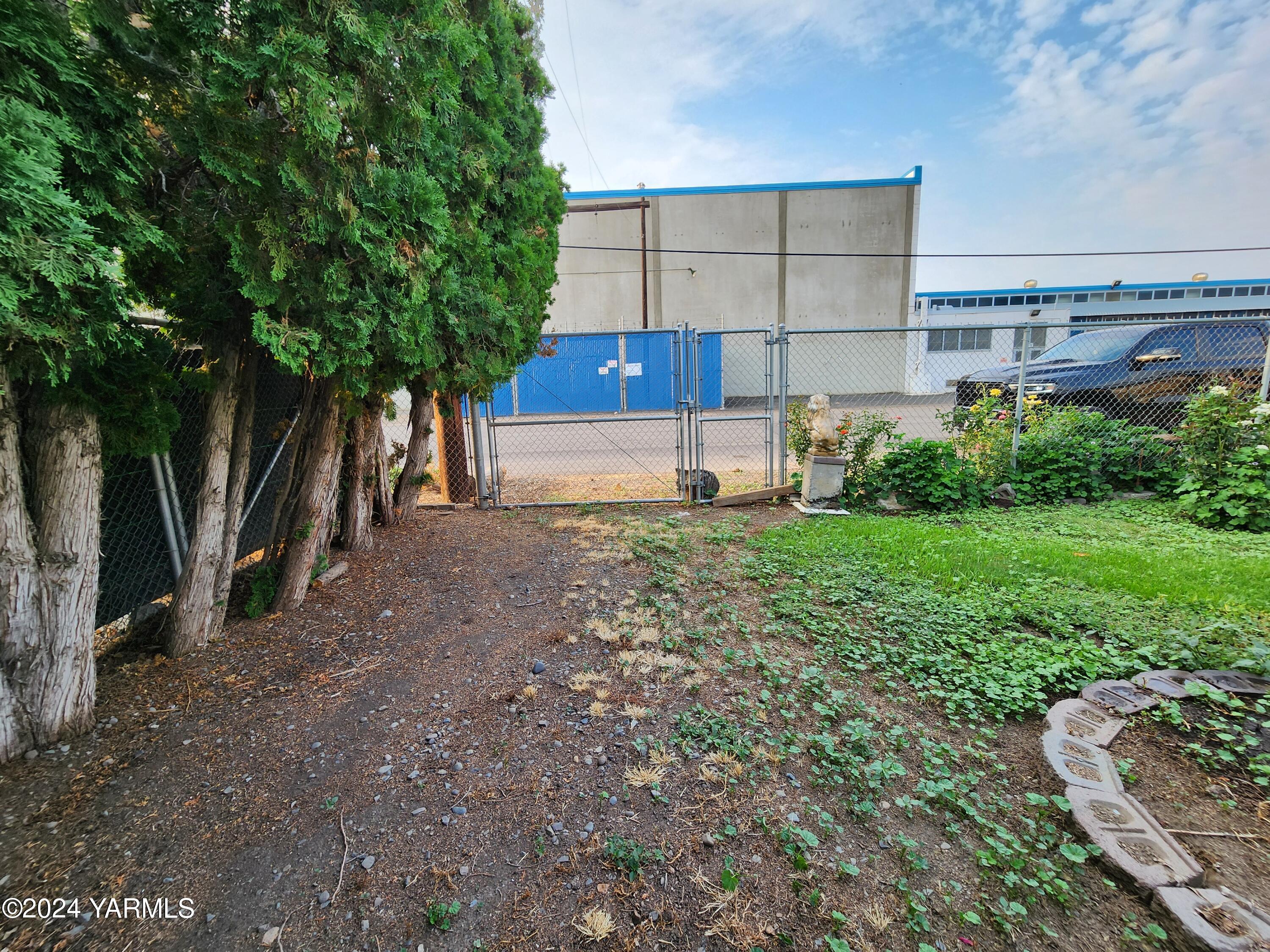 36 East 3rd Avenue Toppenish, WA 98948 - Photo 5 of 20 a view of a backyard