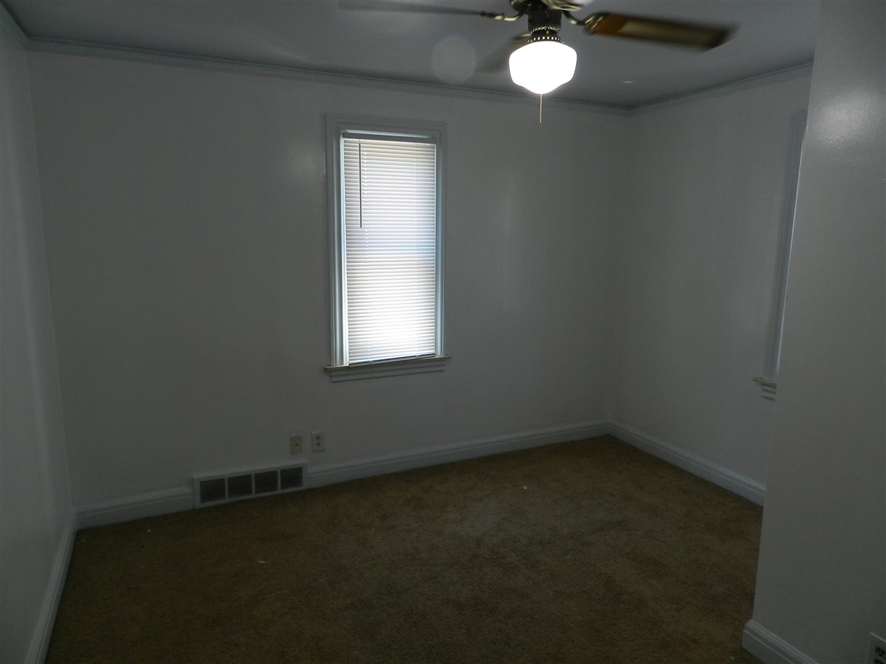 8211 Stephens Road Center Line, MI 48015 - Photo 23 of 50 50082683-24.JPG