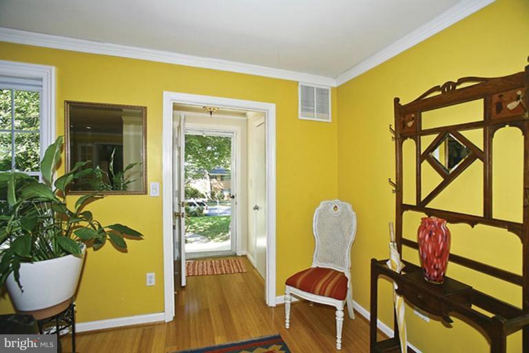 7007 Radnor Road Bethesda, MD 20817 - Photo 5 of 17 Entrance / Foyer