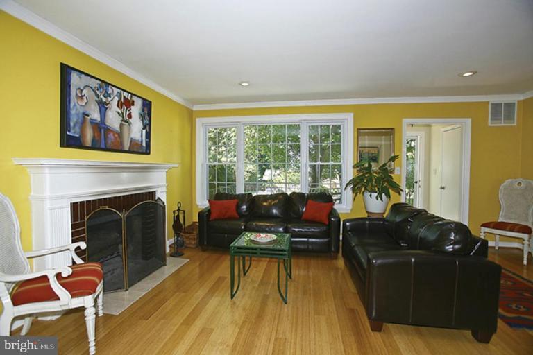 7007 Radnor Road Bethesda, MD 20817 - Photo 9 of 17 Living Room