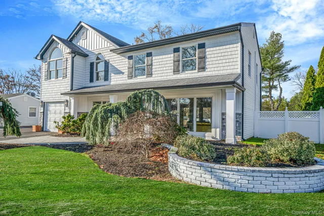 $900,000 | 36 Flintridge Drive, Holbrook, NY 11741