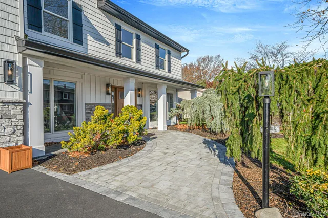 $900,000 | 36 Flintridge Drive, Holbrook, NY 11741