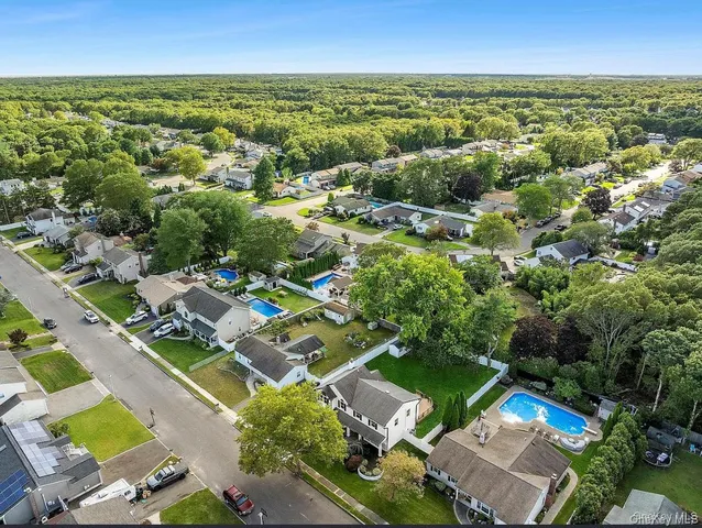 $900,000 | 36 Flintridge Drive, Holbrook, NY 11741