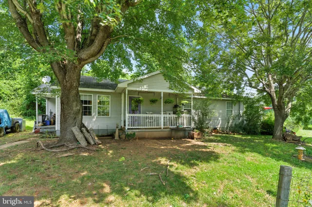 a view of a house with backyard and garden