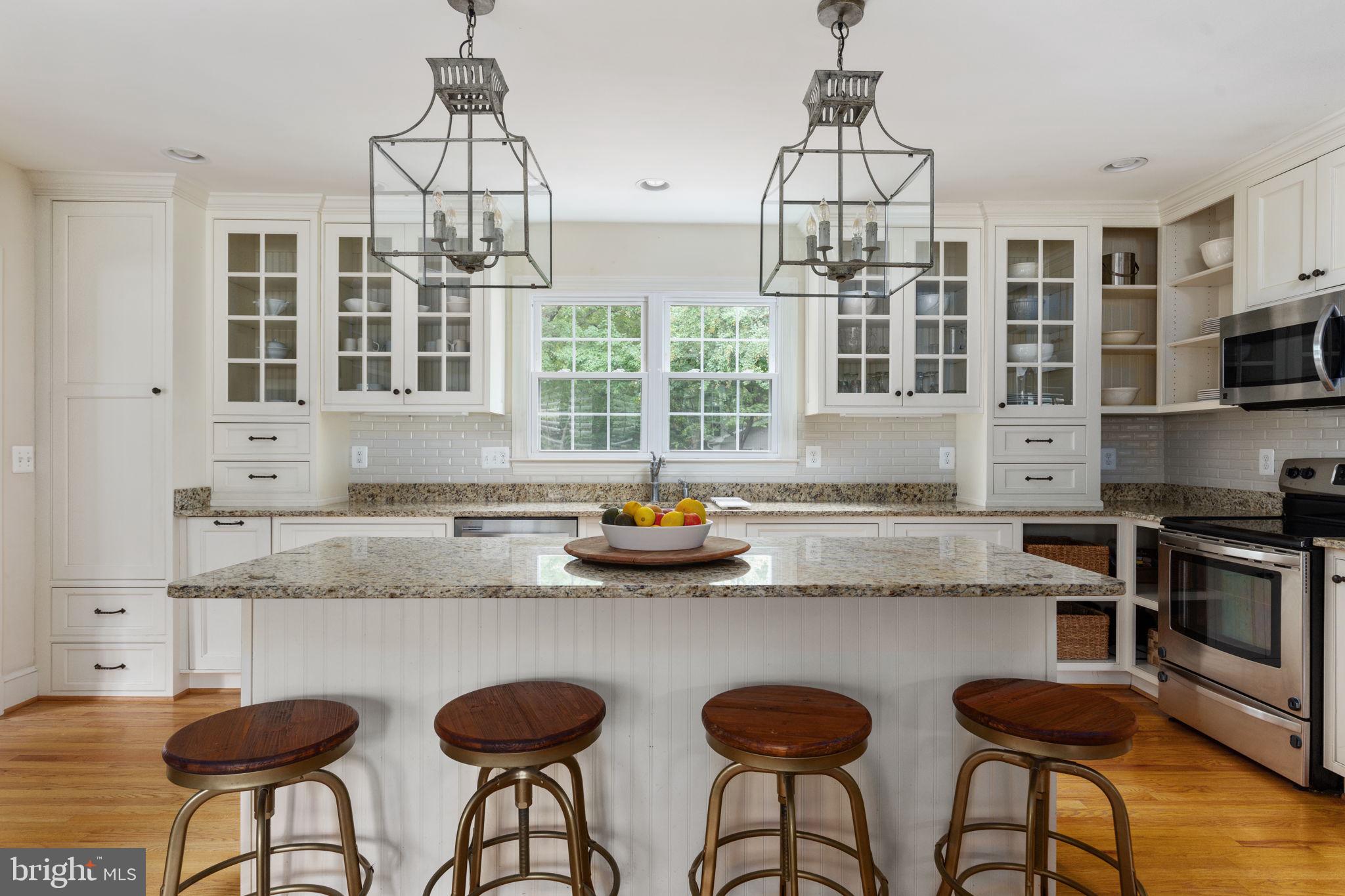 505 Edwards Ferry Road Northeast Leesburg, VA 20176 - Photo 9 of 36 Large Bar