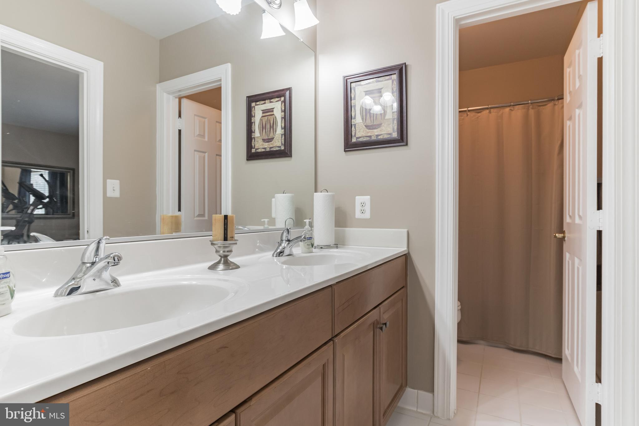 18606 Kerill Road Triangle, VA 22172 - Photo 29 of 50 Private bath to third bedroom