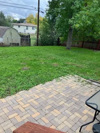 a view of a backyard