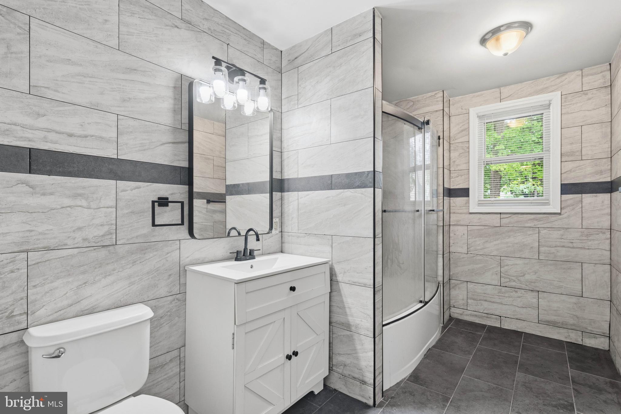 188 Carlisle Place Road Leesburg, NJ 08327 - Photo 17 of 36 a bathroom with a sink a toilet and shower
