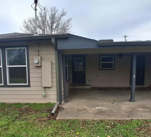 a view of front of a house with a yard