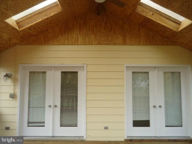 8112 Edinburgh Drive Springfield, VA 22153 - Photo 23 of 29 Sunroom3