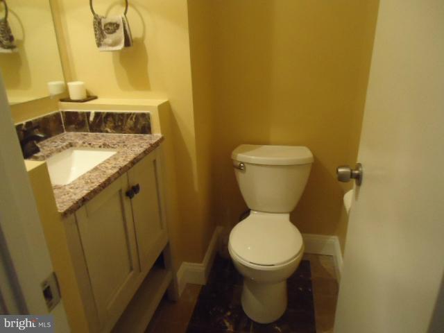 8112 Edinburgh Drive Springfield, VA 22153 - Photo 4 of 29 POWDER ROOM